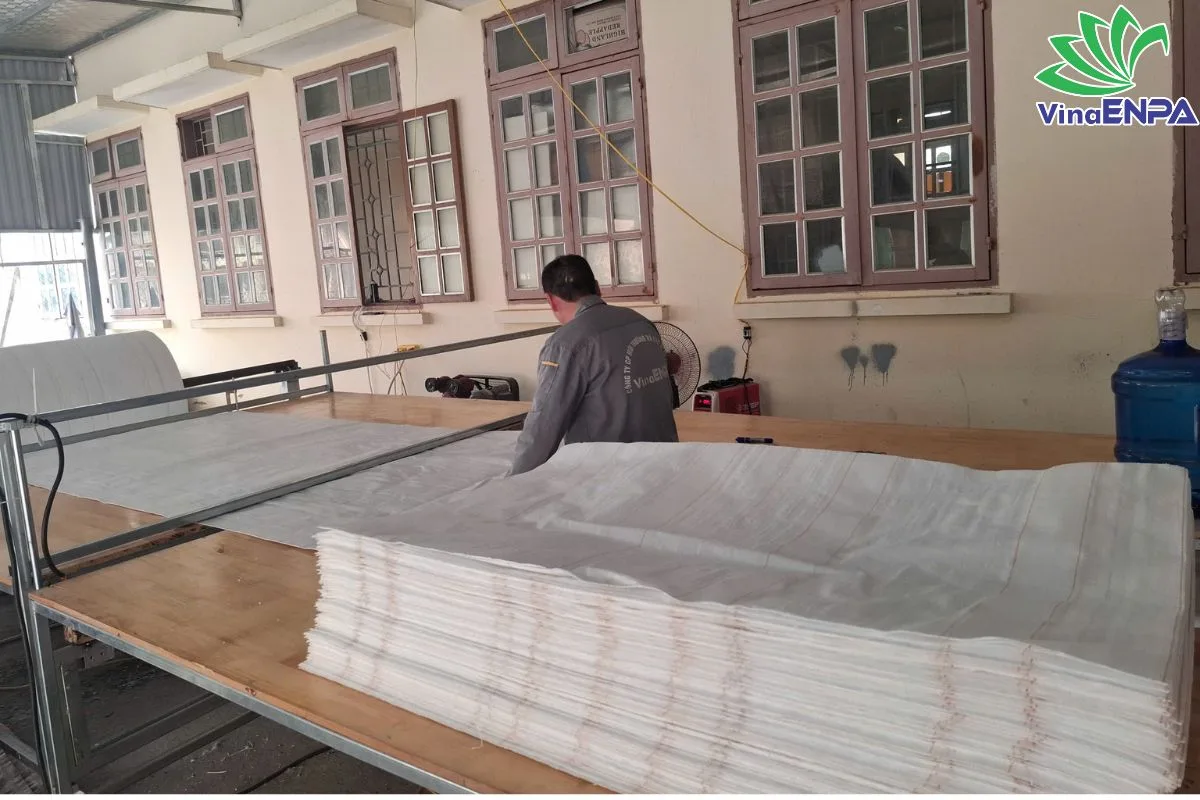 Công nhân cắt may thân bao jumbo