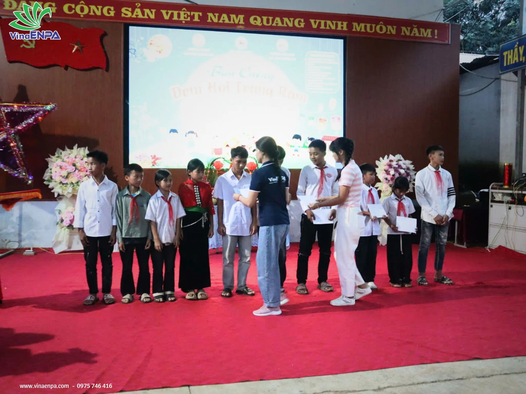 Trao quà Trung thu cho học sinh