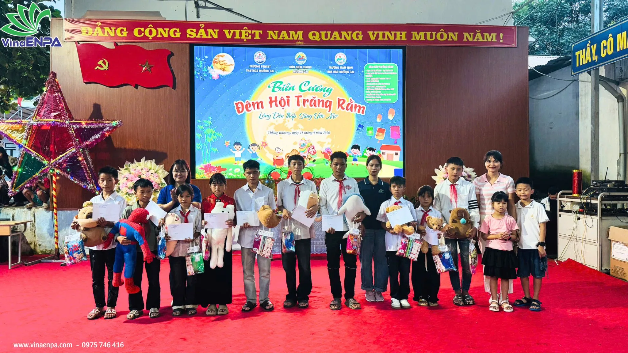 Học sinh Trường Mường Cai nhận quà Trung thu