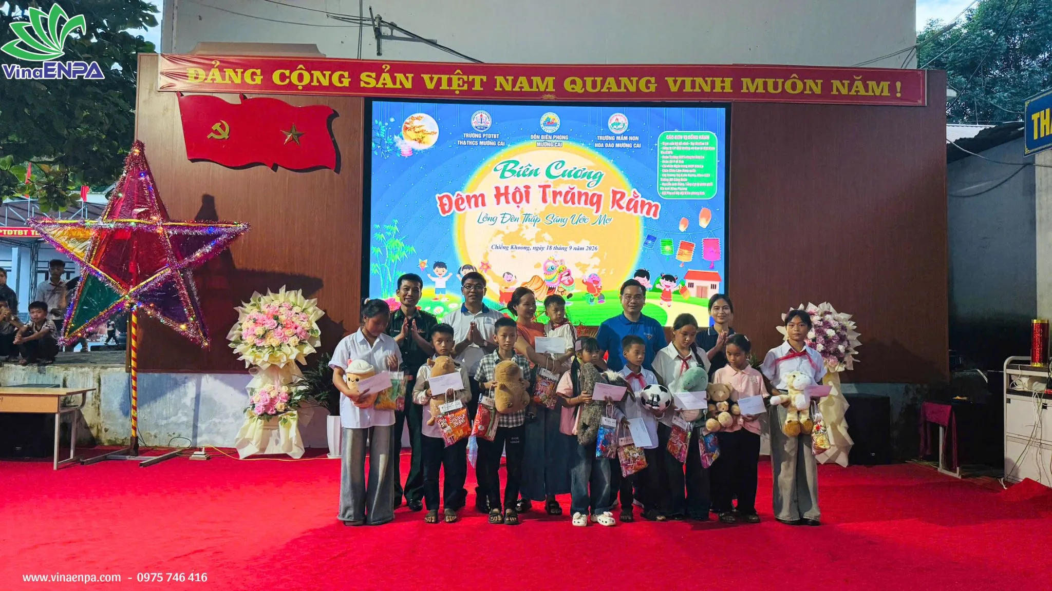 Trao quà Trung thu cho học sinh huyện Sông Mã
