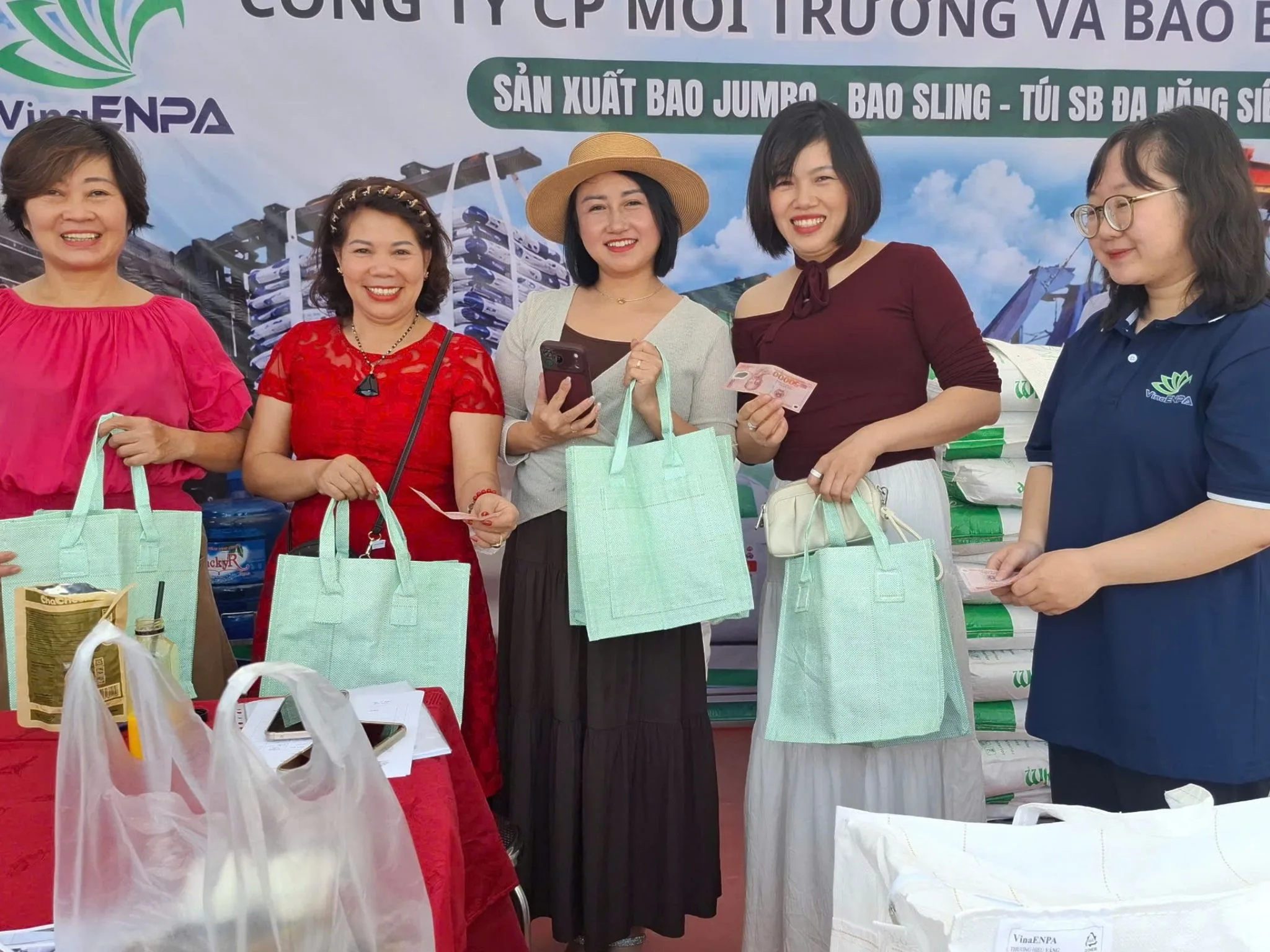 Nhân sự VinaENPA giới thiệu sản phẩm cho khách tham quan